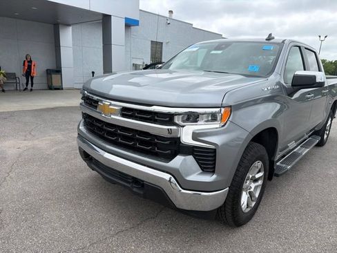 Used 2023 Chevrolet Silverado 1500 LT AWD/4WD image 3