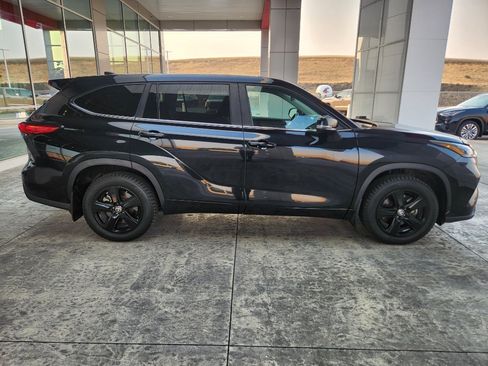 Used 2023 Toyota Highlander LE AWD/4WD image 11