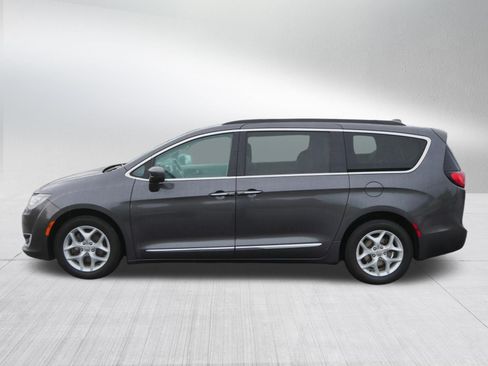 Used 2017 Chrysler Pacifica Touring-L w/ Tire & Wheel Group FWD image 4