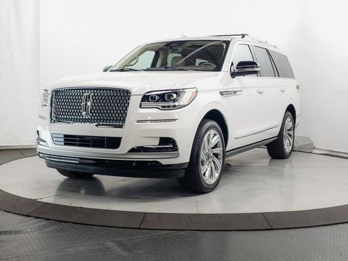 Used 2024 Lincoln Navigator Reserve AWD/4WD image 3