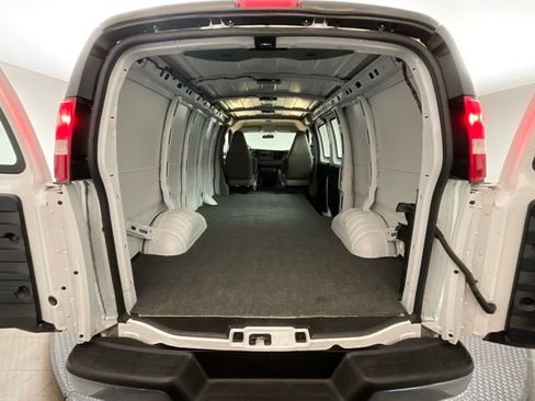 Used 2017 Chevrolet Express 3500 RWD image 22