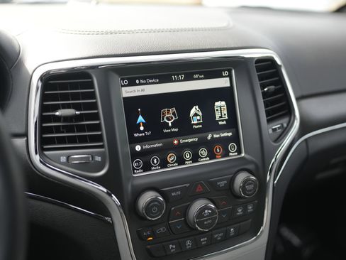 Used 2018 Jeep Grand Cherokee Limited image 15