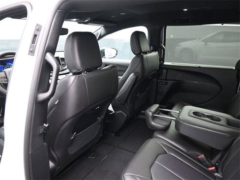 New 2026 Chrysler Pacifica Select image 17