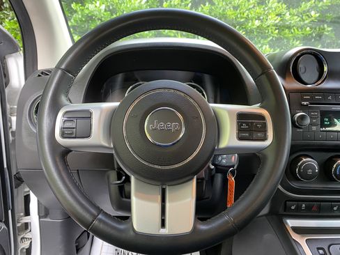 Used 2015 Jeep Compass High Altitude FWD image 17