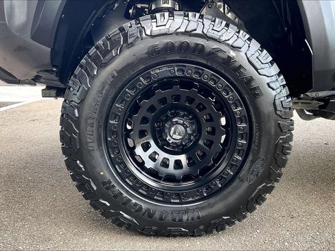 Used 2022 Toyota Tacoma TRD Off-Road image 23