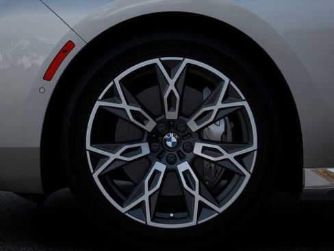 Used 2025 BMW i7 xDrive60 w/ Premium Package image 33