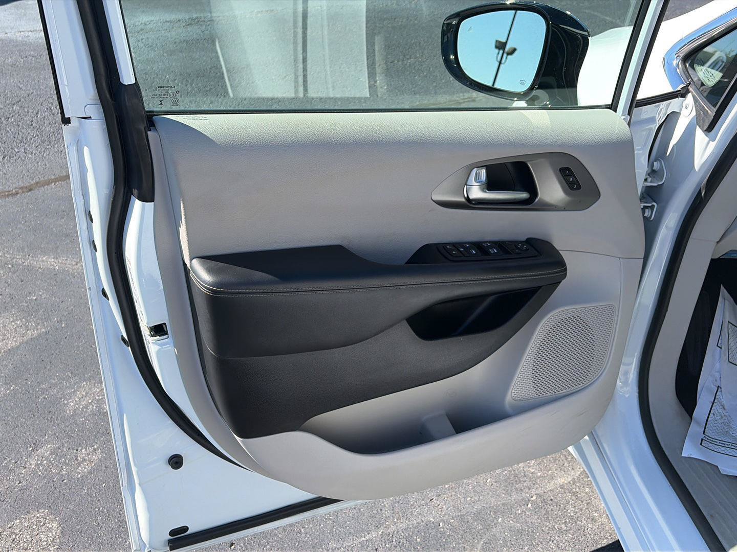 Used 2024 Chrysler Pacifica Touring-L FWD image 9