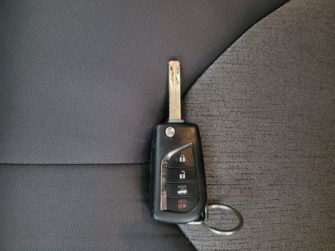 Used 2021 Toyota Camry LE FWD image 32