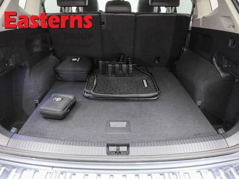 Used 2022 Volkswagen Tiguan SE w/ Panoramic Sunroof Package image 9