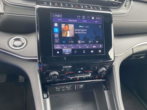 Certified 2024 Jeep Grand Cherokee Altitude image 8