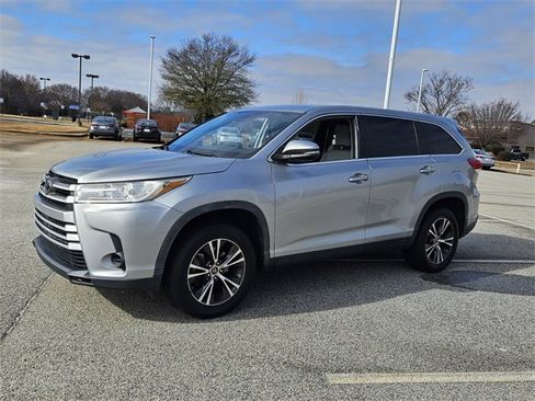 Used 2019 Toyota Highlander LE image 3