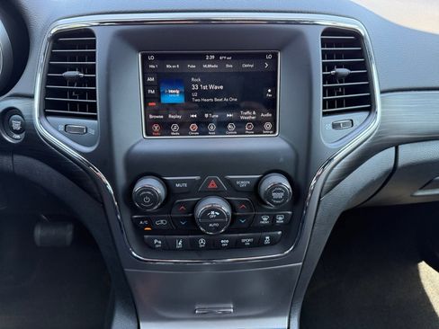 Used 2021 Jeep Grand Cherokee Laredo image 13