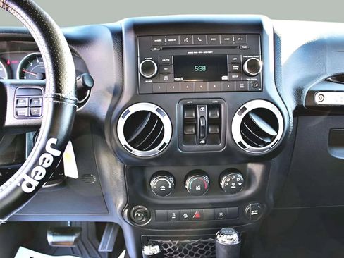 Used 2015 Jeep Wrangler Unlimited Sahara w/ Connectivity Group AWD/4WD image 12