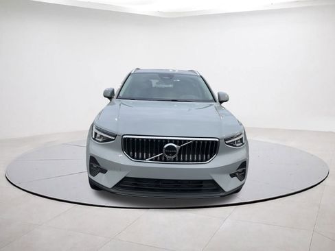 Used 2025 Volvo XC40 B5 Plus image 2