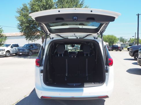 New 2025 Chrysler Pacifica Select w/ Uconnect Theater Family Group image 9