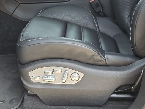 Certified 2025 Porsche Macan AWD/4WD image 23