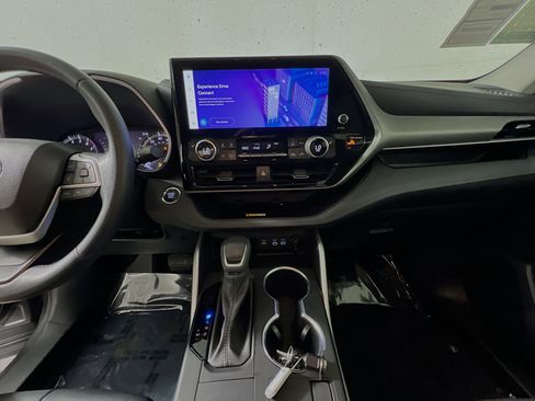 Used 2023 Toyota Highlander XLE image 25