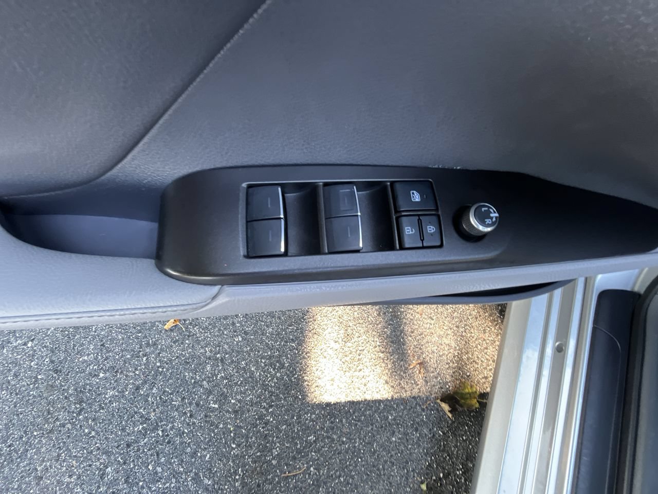 Used 2021 Toyota Camry XLE w/ Cold Weather Package FWD image 4