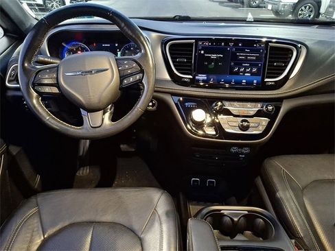 Used 2021 Chrysler Pacifica Touring-L w/ Uconnect Theater Family Group image 18