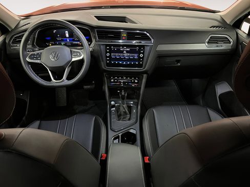 Certified 2024 Volkswagen Tiguan SE FWD image 12