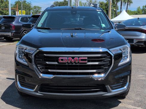 Used 2024 GMC Terrain SLE w/ Driver Convenience Package FWD image 9