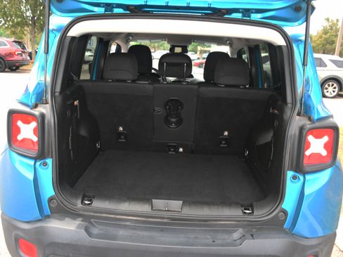 Used 2022 Jeep Renegade Latitude w/ Convenience Group AWD/4WD image 17