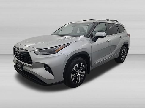 Used 2023 Toyota Highlander XLE AWD/4WD image 6