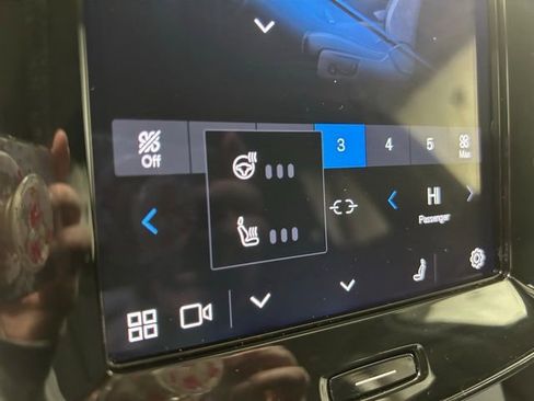 Used 2025 Volvo XC40 B5 Core image 17