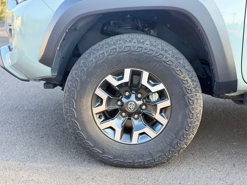 Certified 2022 Toyota Tacoma TRD Off-Road w/ Black Out Package (TMS) AWD/4WD image 9