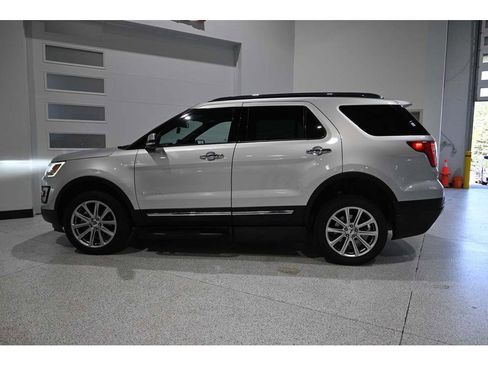 Used 2017 Ford Explorer Limited FWD image 9