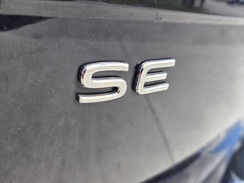 Used 2023 Volkswagen Tiguan SE image 14