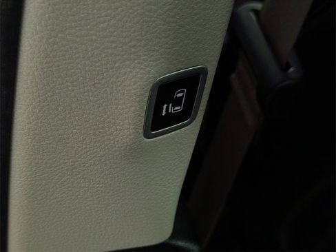 Used 2024 Chrysler Pacifica Touring-L image 14