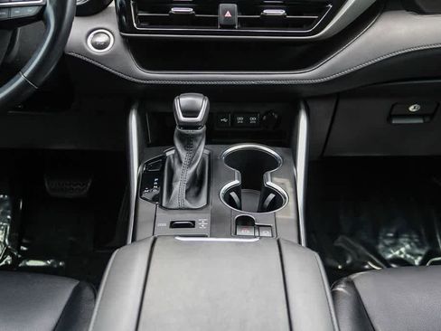 Used 2021 Toyota Highlander XLE AWD/4WD image 14