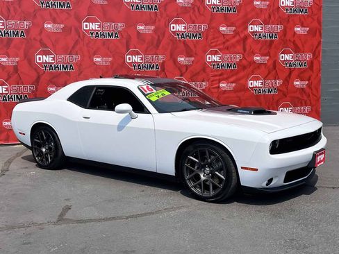 Used 2016 Dodge Challenger R/T RWD image 4