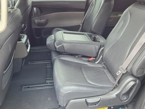 Used 2025 Kia Carnival FWD image 11