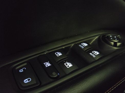 Used 2018 Jeep Compass Latitude FWD image 27