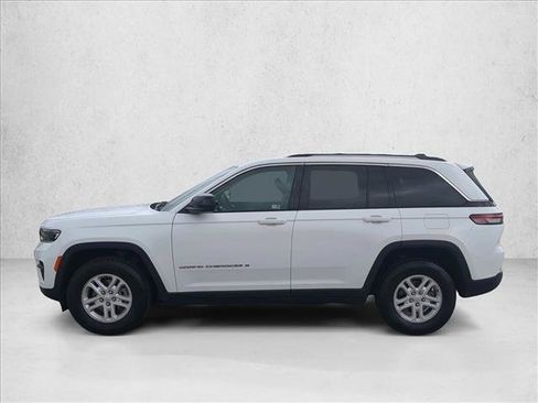 Used 2023 Jeep Grand Cherokee Laredo RWD image 9
