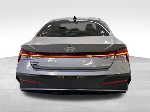 Used 2025 Hyundai Elantra Hybrid FWD image 4