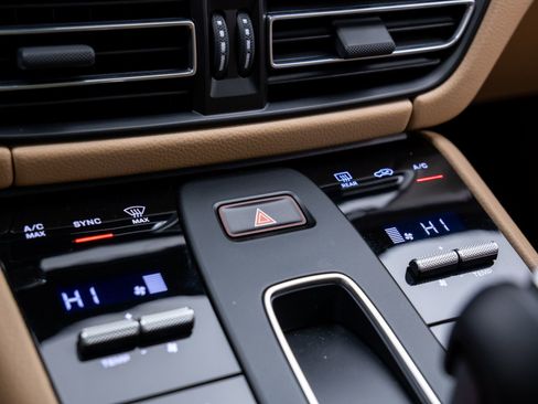 Certified 2025 Porsche Macan image 27