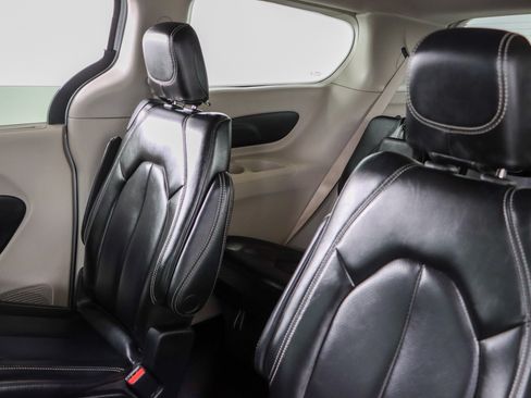Used 2023 Chrysler Pacifica Touring-L FWD image 24