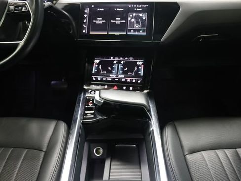 Used 2022 Audi e-tron Premium Plus w/ Premium Plus Package AWD/4WD image 27