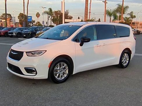 Used 2024 Chrysler Pacifica Touring-L FWD image 4