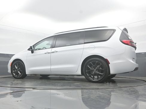 Used 2025 Chrysler Pacifica Limited FWD image 52