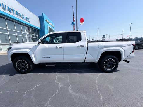 Used 2025 Toyota Tacoma TRD Sport AWD/4WD image 5