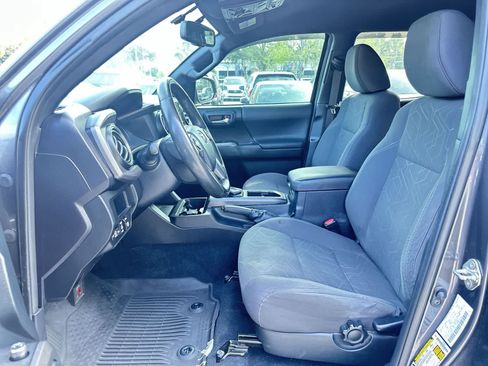 Used 2017 Toyota Tacoma TRD Off-Road AWD/4WD image 13