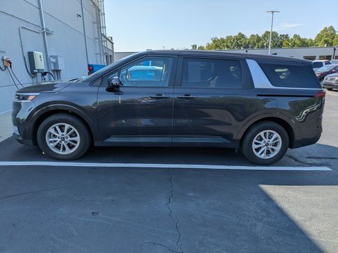 Used 2024 Kia Carnival LX FWD image 3