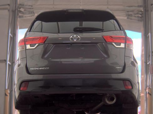 Used 2018 Toyota Highlander LE AWD/4WD image 4