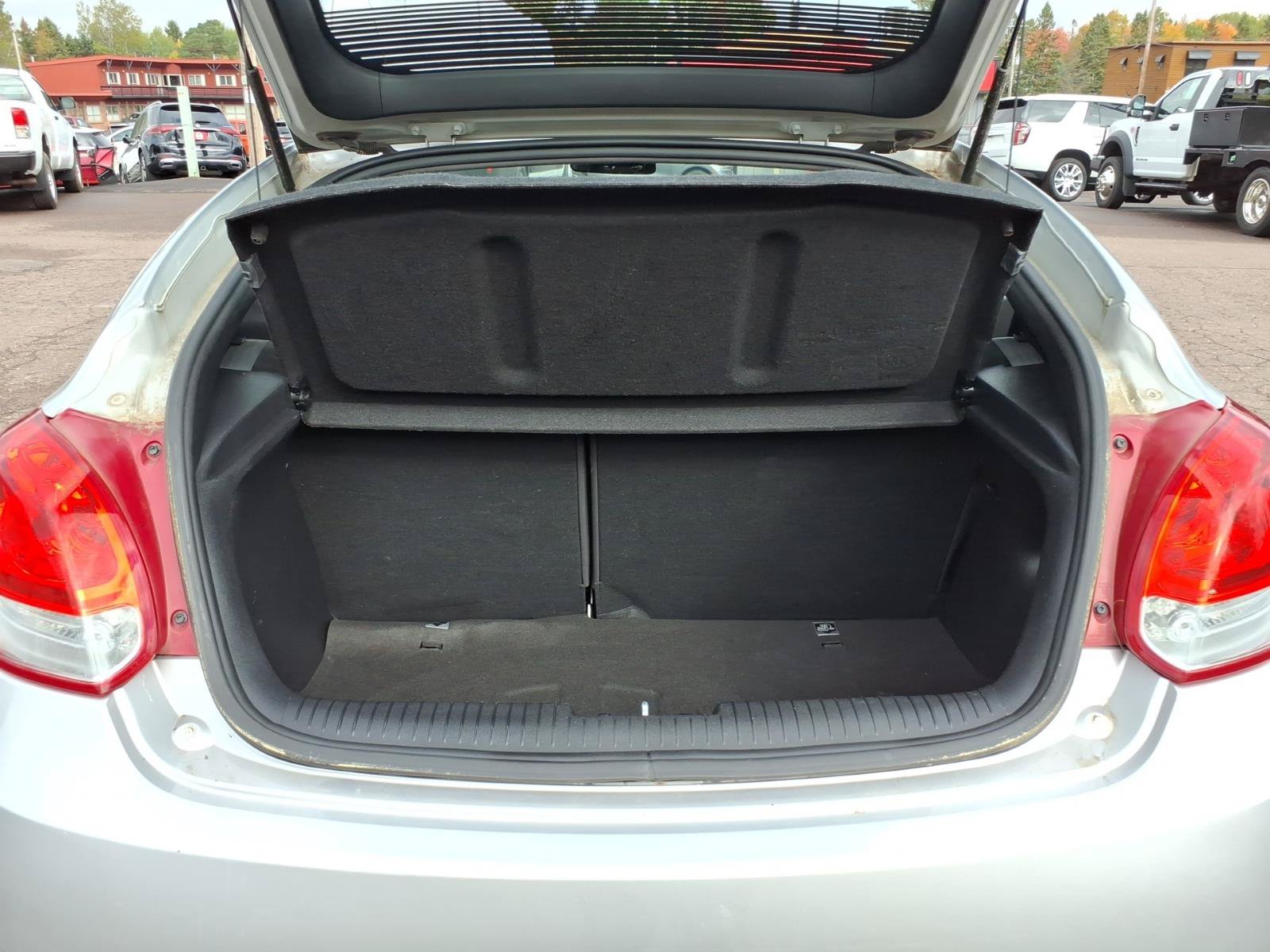 Used 2016 Hyundai Veloster FWD image 12