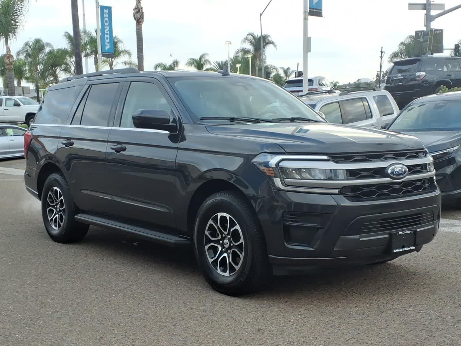 Used 2022 Ford Expedition XLT RWD image 3