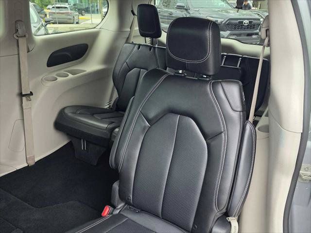 Used 2024 Chrysler Pacifica Touring-L FWD image 16